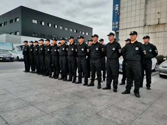 上海某商场电梯夹住孩子，两名保安顺利解救